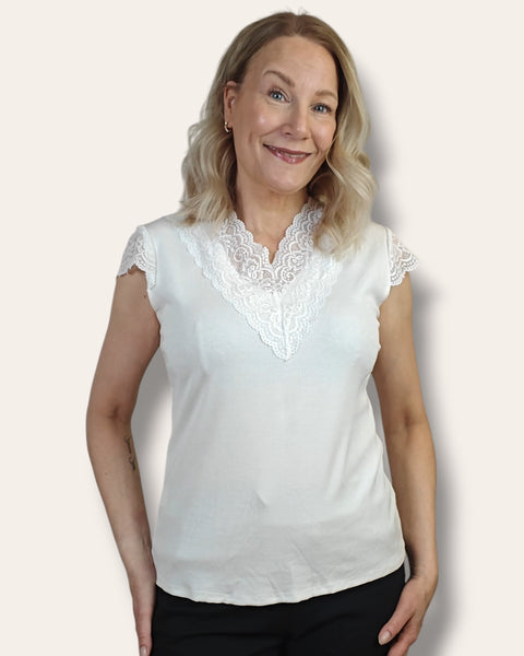 Pitsitrikoopaita valkoinen