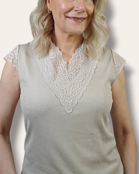 Pitsitrikoopaita beige