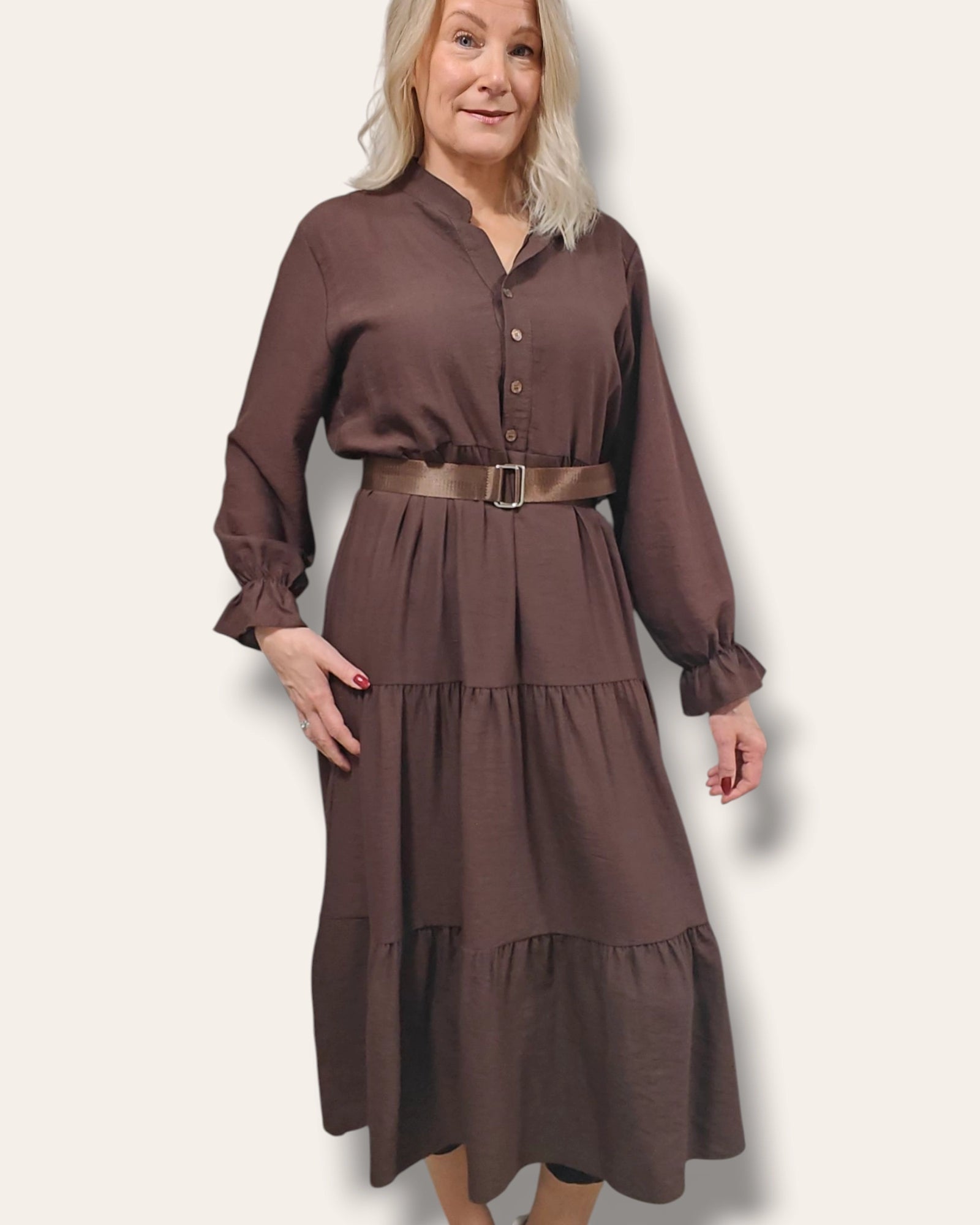 Paitamekko vyöllä ruskea