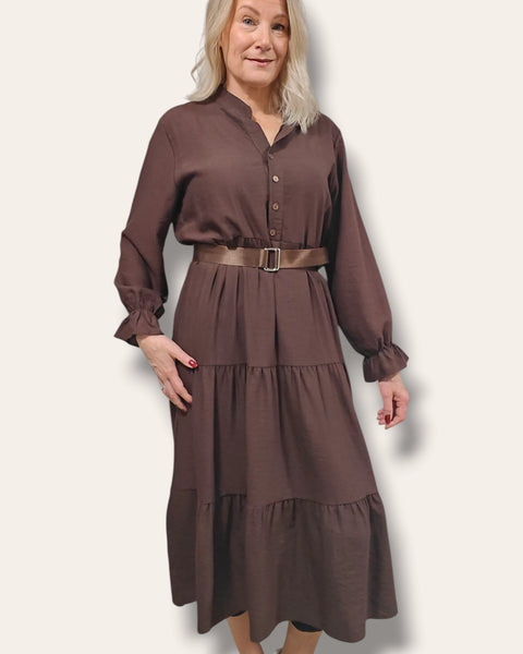 Paitamekko vyöllä ruskea