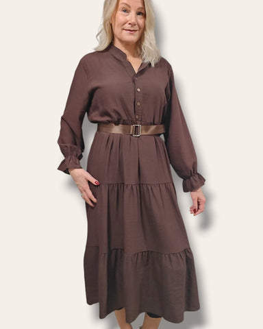 Paitamekko vyöllä ruskea