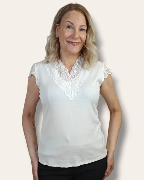 Pitsitrikoopaita valkoinen